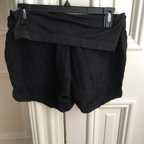 A:glow Maternity shorts - Picture 2 of 4